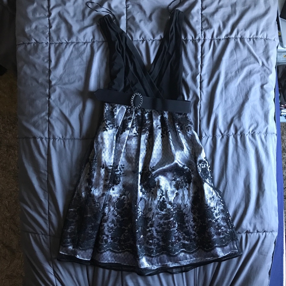 R&M Richards black and silver size 6 plunging neck sequins party dress.
